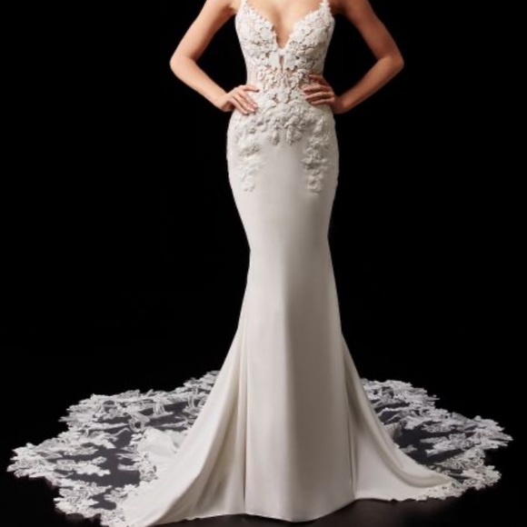 Enzoani Pearl Wedding Dress - Picture 3 of 17